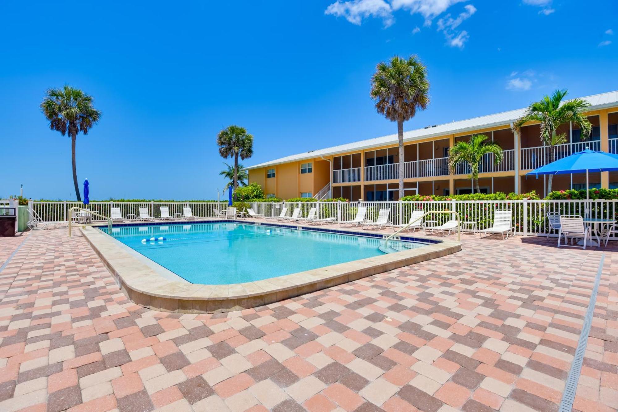 Gulf Getaway With Porch And Direct Beach Access! Apartment Longboat Key Exterior photo